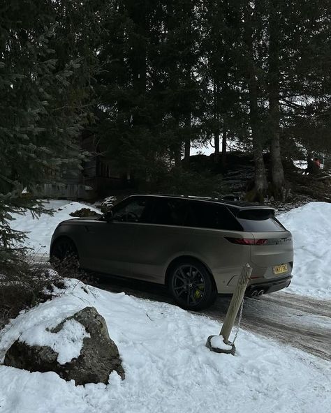 @gauthf Range Rover Aesthetic, Rover Aesthetic, Jeep Trailhawk, Best Car Interior, Dream Cars Range Rovers, Gto Car, Winter Car, Snow Trip, St Moritz