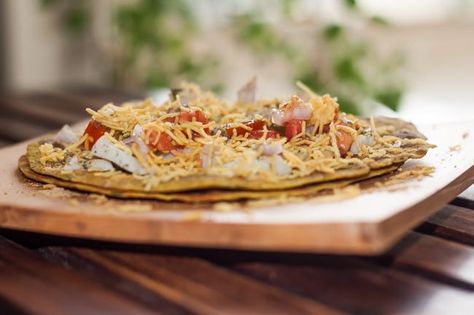 Khakra Chaat Recipe Khakhra Photoshoot, Khakra Chaat, Khakra Recipe, Whole Wheat Flat Bread, Gujarati Cuisine, Potatoes Tomatoes, Indian Recipes Authentic, Veg Snacks, Puri Recipes