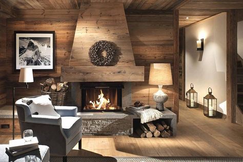 Cozy and comfortable living room with a gorgeous fireplace at its heart Ski Chalet Interior, Chalet Living Room, Mountain Interiors, Gorgeous Fireplaces, Chalet Interior, Chalet Design, Luxury Ski Chalet, Easy Decor, Cabin Interiors