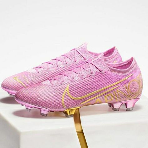 Girls Soccer Shoes, Pink Soccer Cleats, Cool Football Boots, Best Soccer Cleats, Girls Soccer Cleats, Best Soccer Shoes, Nike Soccer Cleats, Rugby Boots, Pink Football