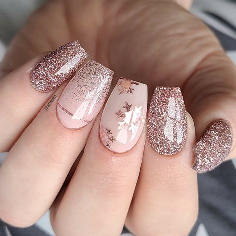 Manicured Nails, Unghie Sfumate, Winter Nails Acrylic, Christmas Gel Nails, Gold Nail, Rose Gold Nails, Pretty Nail Art Designs, Winter Nail, Short Acrylic Nails Designs