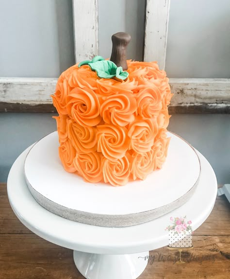 Pumpkin First Birthday Smash Cake, Our Pumpkin Is Turning One Party Food, Pumpkin Cupcake Cake, Fall Cake Smash, Pumpkin Cake Smash, Pumpkin Themed Birthday Cake, Fall Birthday Party Food, Birthday Ideas For October, Fall Smash Cake