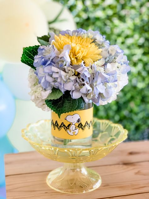 Snoopy peanuts gang flowers Snoopy Themed Baby Shower Ideas, Snoopy Baby Shower Ideas, Snoopy Baby Shower Decorations, Snoopy Baby Shower Theme, Snoopy Baby Shower, Snoopy Baby, Cake Themes, Peanuts Party, Peanut Baby Shower