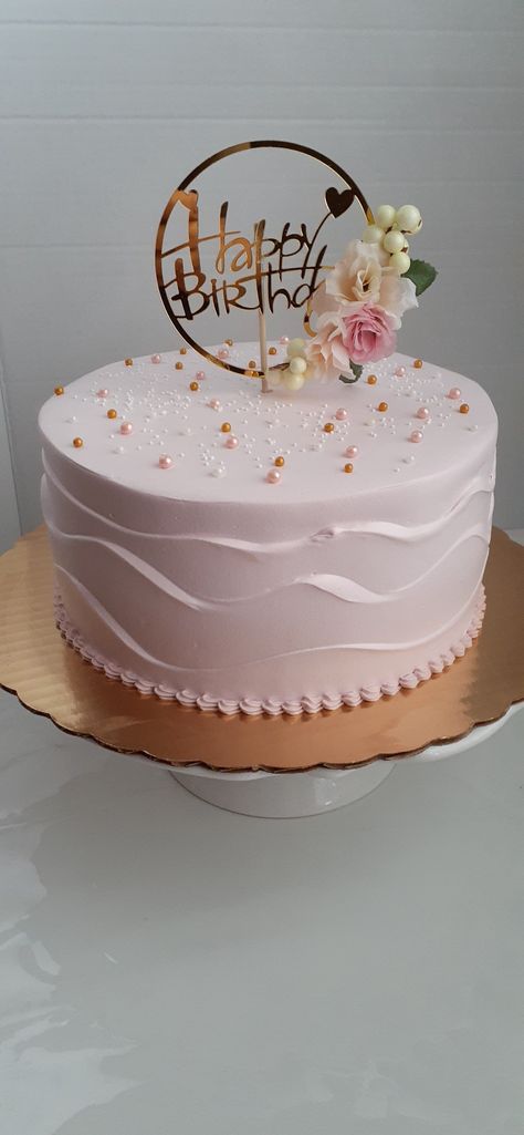 Small Sweet 16 Birthday Cake Ideas, Small Quince Cake, 33 Birthday Ideas Women Cake, Simple Rose Gold Cake Ideas, Simple Round Cake Designs, Birthday Cake Designs For Women, Simple Birthday Cakes For Women, Elegant Cake Ideas, Simple Round Cake