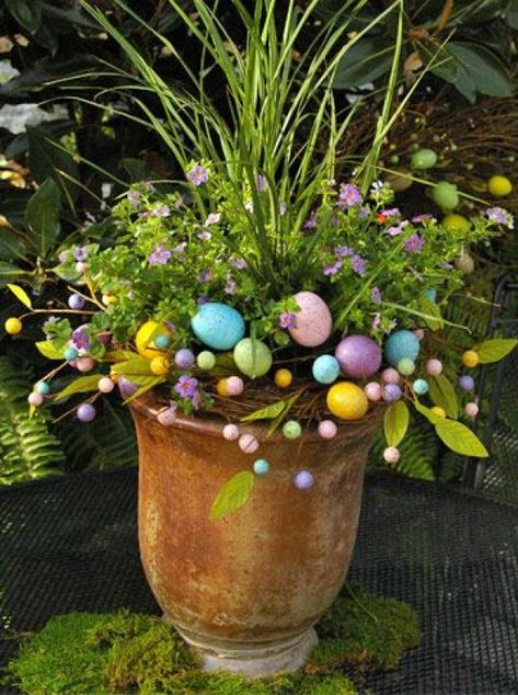 Indoor And Outdoor Easter Decorations Spotted on Pinterest - PearlsOnly #decoratingideasforspring #easyspringdecoratingideas #decorateforspring #springdecorideas Diy – Velikonoce, Diy Osterschmuck, Easter Outdoor, Spring Planter, Easter Garden, Party Projects, Easter Flowers, Easter Decorations Outdoor, Spring Holidays