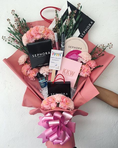 Makeup Bouquet Gift, Makeup Bouquet, Gift Basket Ideas Christmas, Diy Best Friend Gifts, Bff Birthday Gift, Gifts Box, Surprise Box Gift, Gift For Mom Christmas, Christmas Gift Basket Ideas