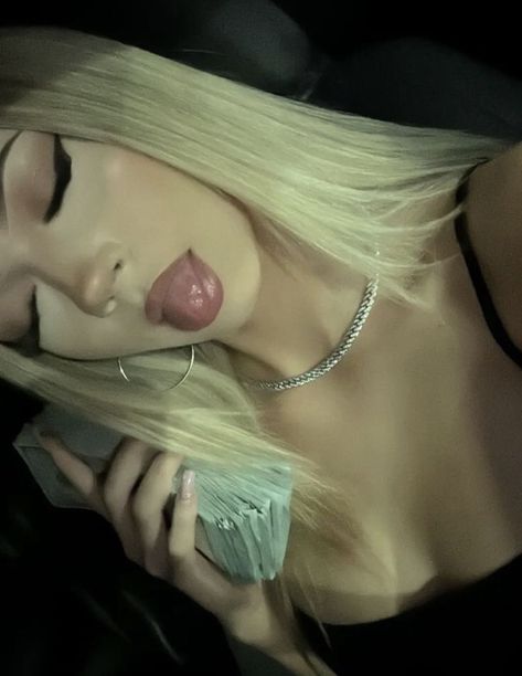 Blonde Latina Makeup, Pretty Girl Pfp Blonde Hair, Blonde Latina Aesthetic, Blonde Baddie Makeup, Blonde Baddie Aesthetic, Blonde Latina Hair, Blonde Latinas, Blonde Hair Brown Roots, Baddie Blonde