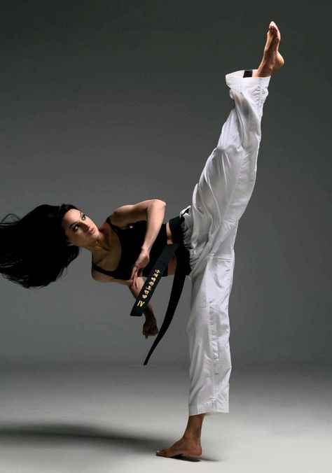 Martial Arts Photography, Sport Wallpaper, Taekwondo Girl, Women Karate, Female Martial Artists, Karate Martial Arts, Martial Arts Girl, Karate Girl, Pencak Silat