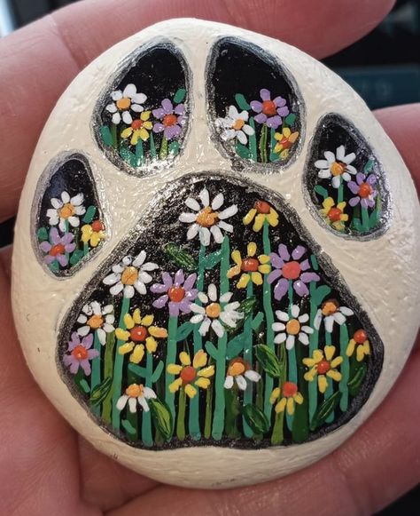 Dog Paw Rock Painting, Dog Rock Painting Ideas, Dog Rock Painting, Pet Rock, Garden Rocks, Garden Rock Art, Rock Painting Tutorial, Diy Rock Art, Painted Rock Animals