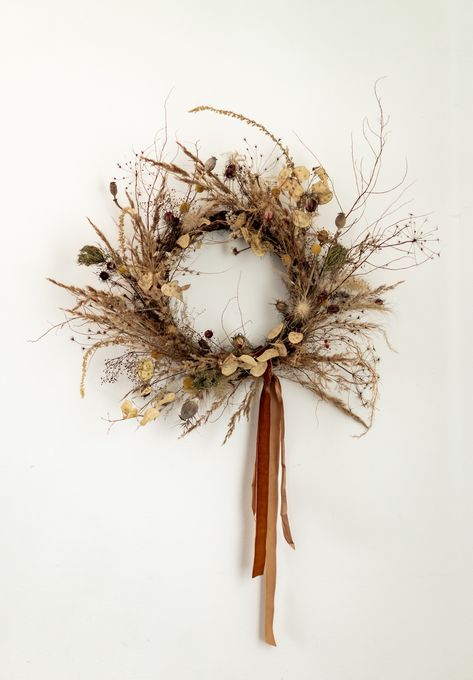 Unusual Wreath Ideas, Fall Wreaths Dried Flowers, Diy Foraged Fall Wreath, Dried Wreaths Natural, Kitchen Ideas Halloween, Aesthetic Modern Farmhouse, Home Decor Ideas Fall, Dry Flower Wreath, Dried Flowers Wreath