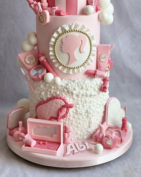 We love Barbie 💕💕 Swipe to see matching cupcakes. | Instagram Barbie Cake Designs, Makeup Birthday Cakes, Cake Barbie, Barbie Cupcakes, Spa Cake, Barbie Birthday Cake, Barbie Party Decorations, Barbie Theme Party, Ballerina Barbie