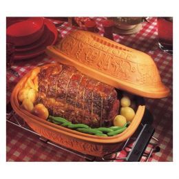 Clay pot beef....mmmm!  Evelyn can I borrow your Romertopf? Clay Baking Dish, Clay Pot Cooking Recipes, Roaster Recipes, Red Wine Gravy, Cooking A Roast, Beef Pot Roast, Gold Potatoes, Potted Beef, Baking Clay