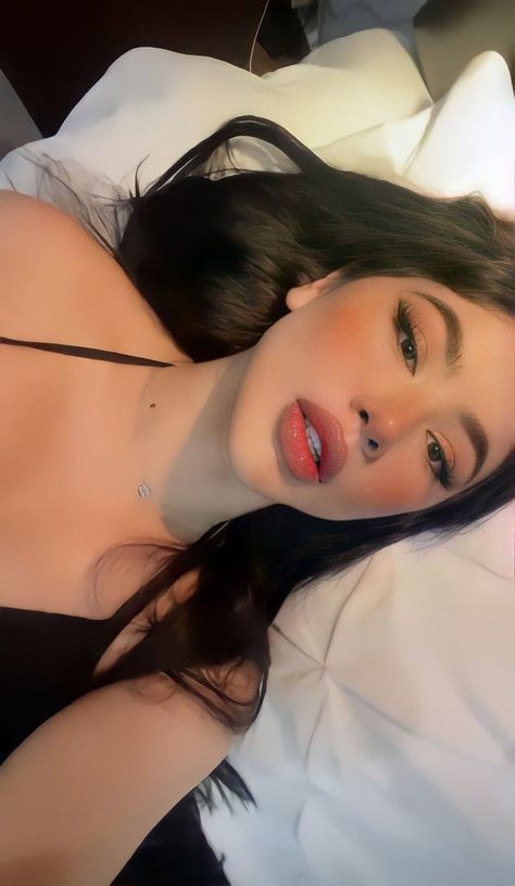 Yk2 Makeup Tutorial, Everyday Baddie Makeup, Cold Girl Aesthetic Makeup, Bad Girl Makeup Look, Cold Look Makeup, Maquillaje Baddie Girl, Baddie Makeup Aesthetic, Bad Girl Makeup, Makeup Looks Latina