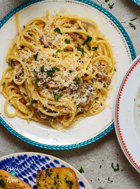 Mushroom Carbonara - Pinch Of Nom Low Calorie Mushroom Pasta, 600 Calorie Meals, Mushroom Carbonara, Vegetarian Substitutes, Creamy Spaghetti, Creamy Pasta Dishes, Pinch Of Nom, Carbonara Recipe, Tasty Pasta