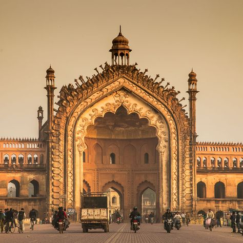 A travel guide to Rumi Darwaza in Lucknow India Travel Places, Ancient Indian Architecture, Mughal Architecture, Asian Architecture, Indian Architecture, Iconic Buildings, Traditional Architecture, Historical Place, Islamic Architecture