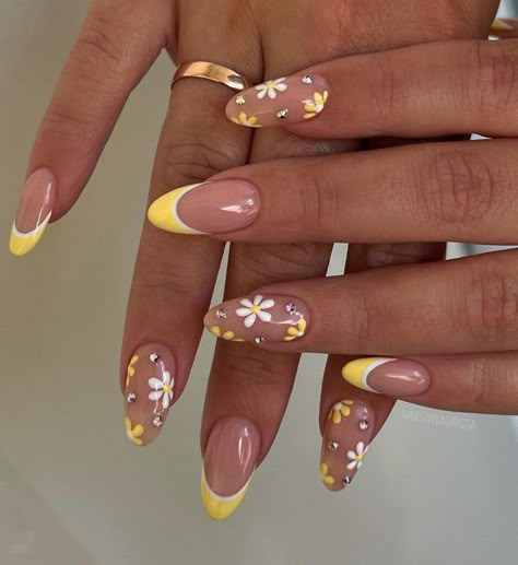 Brighten up your day with these stunning yellow nail designs! These trendy light yellow ideas provide the perfect inspiration for any spring and summer manicure – how can you not love these French tip nails with daisy nail art? Nail Designs With Two Colors, Flower Nail Ideas Simple, Yellow Tropical Nails, Short Almond Summer Nail Ideas, Yellow And White Nails Design, Light Yellow Nails Designs, Trendy Summer Nails French Tip, Gel X Nail Designs Summer, Nails Art Summer 2024