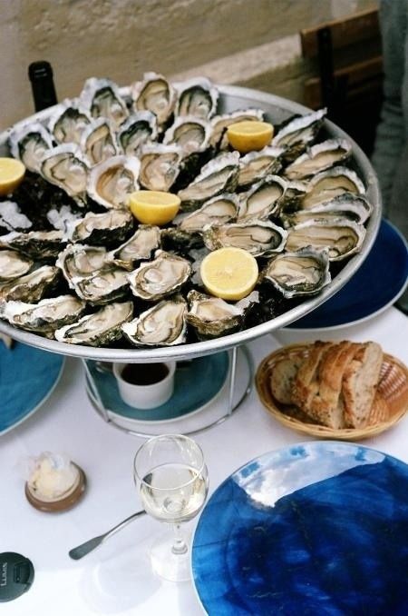 Discover Gujean Mestras and oyster tasting in the Bassin d'Arcachon. Check out our travelling offers www.mypassport.ro Lunch In Paris, The Blue Hour, Long Lunch, Oyster Recipes, Blue Hour, Wine And Dine, Last Month, Fish And Seafood, Bon Appetit