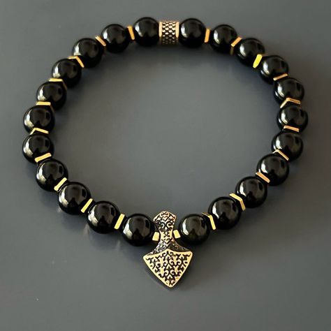 The Arrow Black Onyx Stone Men's Beaded Bracelet is the perfect statement piece for the modern man. The combination of energetically strong black onyx stones and a handmade bronze arrowhead charm creates a unique and powerful design. Black onyx is believed to absorb negative energy and promote inner strength, while the arrowhead symbolizes courage, confidence, and the spirit of a warrior. This handmade bracelet is not only a stylish accessory, but also a powerful tool for spiritual growth and pe Hand Beads For Men, Men Beaded Bracelet Ideas, Bead Business, Handmade Leather Jewelry, Art Hacks, Onyx Crystal, Chic Bracelet, The Arrow, Black Onyx Stone