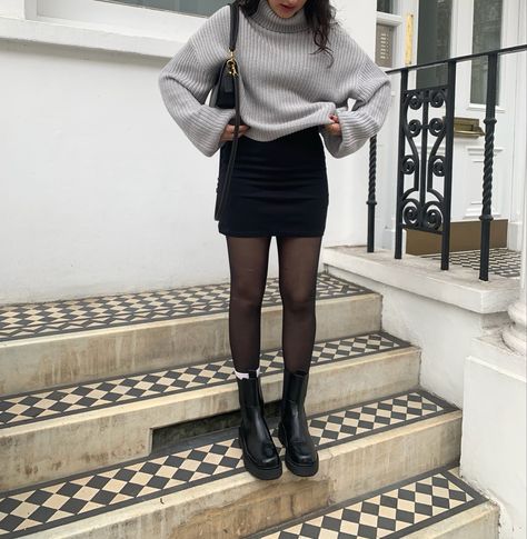 Winter Look With Skirt, Fall Mini Skirt Outfit 2022, Black Skort Outfit Autumn, Leather Miniskirt Outfits Winter, Leather Mini Skirt Outfit 2022, Winter Leather Mini Skirt Outfit, Mini Black Dress Outfit Winter, Outfit Ideas With Skirts Winter, Autumn Outfits With Skirts Mini