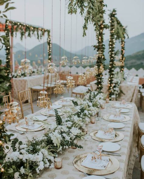 Cool And Refreshing Summer Wedding Decor Ideas To Beat The Heat! Marigold Wedding, Wedding Tree Decorations, Wedding Pool Party, Wedding Edit, Wedding Ambiance, Wedding Themes Spring, Pool Wedding, Summer Wedding Decorations, Wedding Decor Ideas