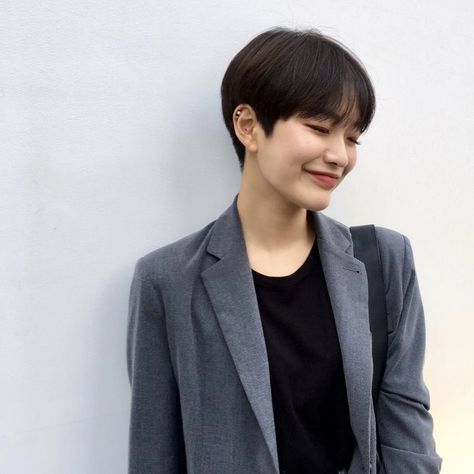 Block Haircut, Two Block Haircut, Short Hair Outfits, Short Hair Tomboy, Short Ombre Hair, Korean Short Hair, Asian Short Hair, Hair Inspiration Short, Shirt Hair