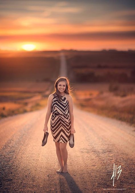 Love sunset ideas Gravel Road Senior Pictures, Gravel Road Photoshoot, Calendar Photoshoot, Sunset Poses, Sunset Ideas, Funny Senior Pictures, Nature Portrait, Love Sunset, Road Pictures