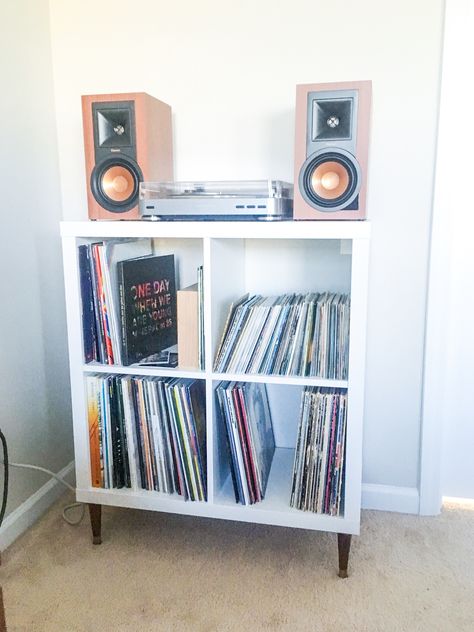 Record Player Stand Ikea, Kallax Upgrade, Diy Record Player Stand, Diy Record Player, Record Corner, Old Fashioned Record Player, Vinyl Record Storage Diy, Record Player Setup, Cd Shelf