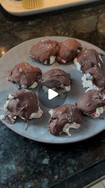 Michelle Dulevich on Instagram: "These little frozen yogurt bites are delicious! I promise! Now I don’t measure anything. I did use about a cup and a half of yogurt and then just what you saw of the chopped fruit. Measure with your heart. There’s really no recipe. It’s just exactly what this video shows you. I did sprinkle some sea salt before I put them in the freezer for the last time, but you don’t have to if you don’t want to. I have to control myself because these are really, really good!

#recipe 
#healthyrecipes 
#snacks 
#greekyogurt 
#delicious 
#friendship" Diy Frozen Yogurt, Frozen Fruit Snacks, Yogurt Treats, October Recipes, Frozen Yogurt Pops, Kids Desserts, Chopped Fruit, October Food, Frozen Yogurt Bites