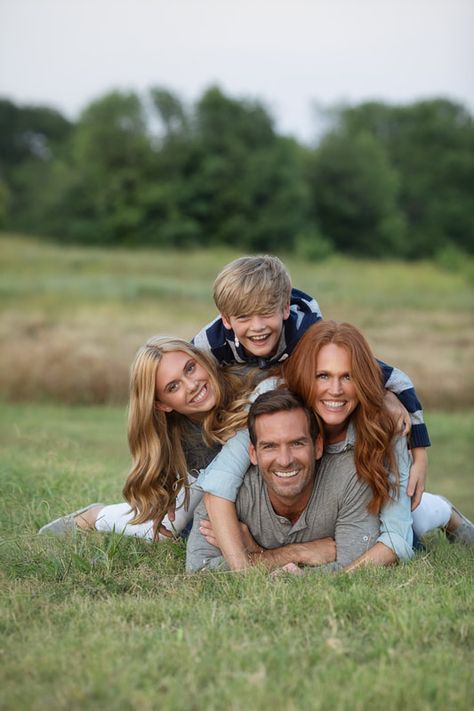 Adult Sibling Photography, Family Posing Guide, Family Photo Shoots, Large Family Photos, Family Photoshoot Poses, Fun Family Photos, Family Portrait Poses, Outdoor Family Photos, Family Picture Poses