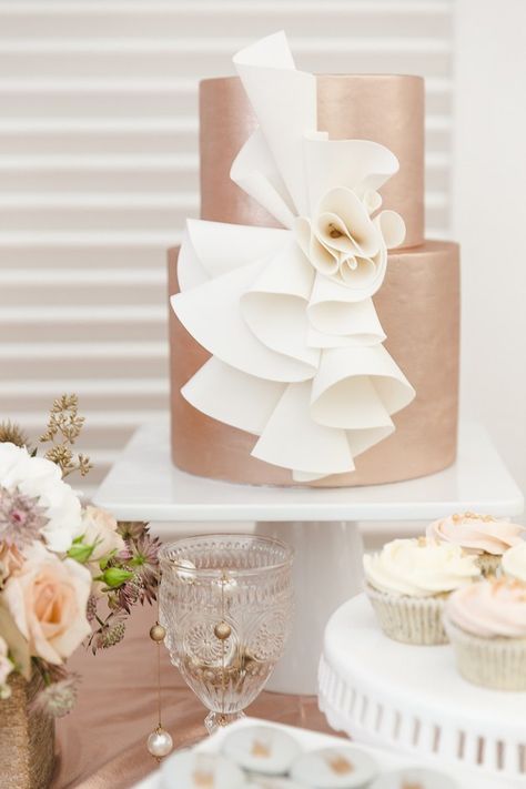 Gold Wedding Cakes, Metallic Cake, Metallic Wedding Cakes, Rose Gold Wedding Cakes, Ruffle Wedding Cake, Mini Pastel, Cake Wraps, Metallic Wedding, Amazing Wedding Cakes