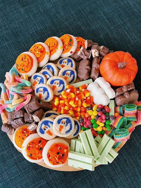 Haute Table: DIY Halloween Candy Charcuterie Board Christmas Charcuterie Board Sweets, Halloween Candy Board Ideas, Halloween Candy Charcuterie Board, Candy Charcuterie, Halloween Candy Board, Candy Charcuterie Board Ideas, Candy Charcuterie Board, Diy Halloween Candy, Thanksgiving Sweets