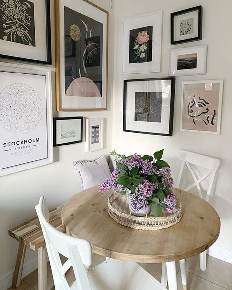 Dining Corner Wall Decor, Corner Gallery Wall Kitchen, Corner Gallery Wall Dining Room, Small Living Room Wall Ideas, Scandi Gallery Wall, Kitchen Wall Gallery Ideas, Photo Wall Kitchen, Corner Photo Gallery Wall, Kitchen Gallery Wall Ideas