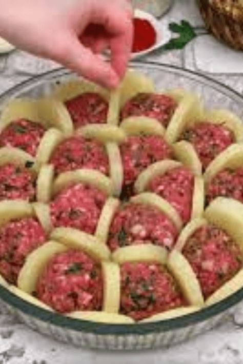 Boil Potatoes And Slice Them. Arrange With Meatballs And Cheese And Bake For A Delicious French Treat - Yummy Recipes Sommer Mad, French Dishes, Bechamel Sauce, Beef Recipe, French Cooking, Boiled Potatoes, Ground Beef Recipes, Meat Recipes, Ground Beef