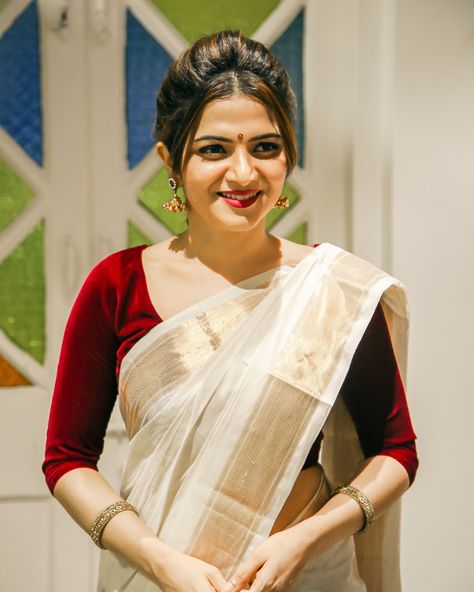 Wearing n launching @studiovirupa new collection of cotton sarees matched with velvet blouses... realy liked this sense of urban touch with… Velvet Saree Blouse, Kerala Saree Blouse, Kerala Saree Blouse Designs, Dark Green Blouse, Onam Saree, Velvet Saree, Kasavu Saree, Blouse Images, Pattu Saree Blouse Designs