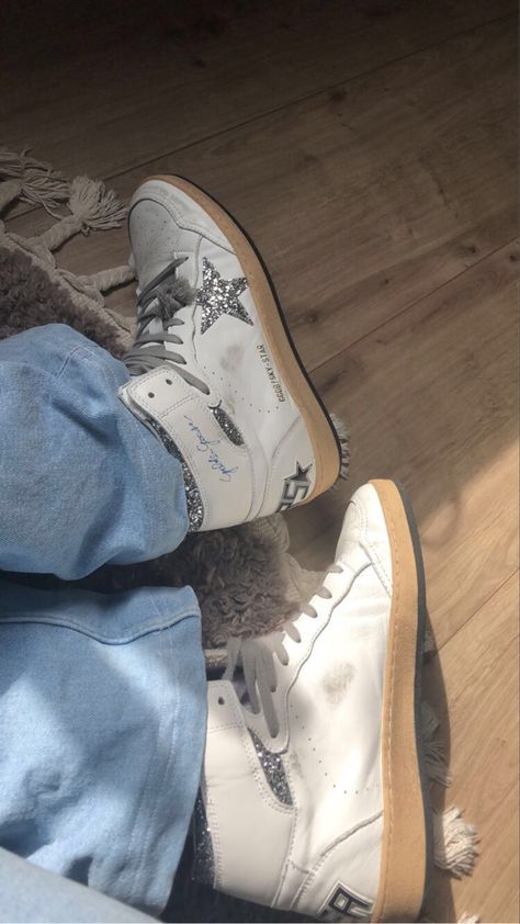 Golden Goose Aesthetic, Golden Goose Sky Star, Golden Goose Outfit, Preppy Shoes, Jordan Shoes Girls, Man Purse, Golden Goose Sneakers, Swag Shoes, Star Sneakers