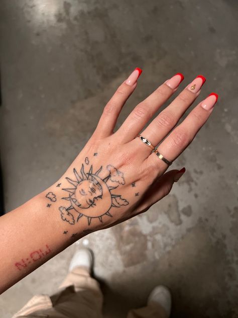 Sun And Moon Tattoo On Hand, Top Of Hand Tattoos For Women Simple, Sun Moon Hand Tattoo, Moon Tattoo Hand, Sun And Moon Hand Tattoo, Sun And Moon Finger Tattoo, Sun Hand Tattoo, Shaman Aesthetic, Minimalist Cat Tattoo