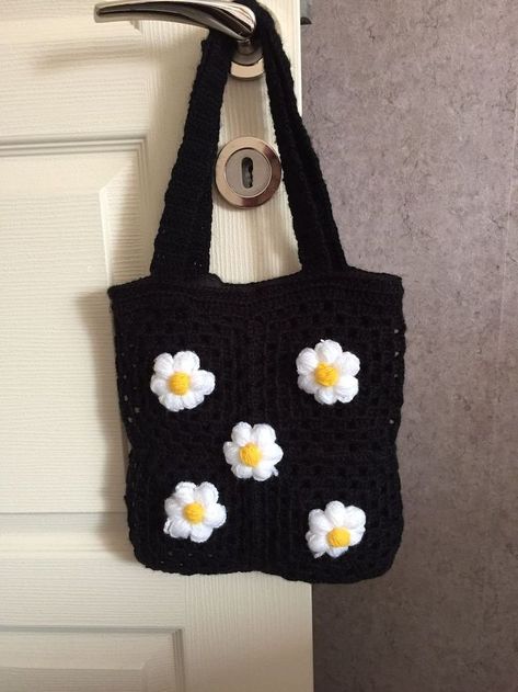 Easy Crochet Stitches, Crochet Daisy, Crochet Handbags Patterns, Crochet Purse Patterns, Crochet Fashion Patterns, Crochet Tote Bag, Crochet Tote, Bag Crochet, Crochet Bag Pattern