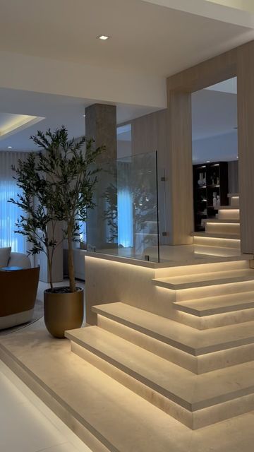 2p Designers | Interior Design - Miami📍 on Instagram: "A staircase that’s truly a work of art! ✨

With travertine marble steps and strategically placed LED lighting, this design turns an everyday element into a breathtaking feature. The refined accessories add even more elegance, making this staircase not just functional but a stunning focal point of the space.

#stairs #staircase #interiordesign" Clear Staircase, Inside Stairs Ideas, Stairs Marble Design, Led Lights Stairs, Mansion Staircase, Handrail Lighting, Custom Staircase, Kylie Jenner House, Basement Stairs Ideas