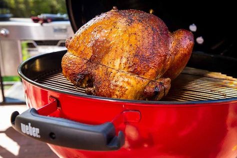 Use your kettle to cook the best turkey ever! Get our tips on preparing the turkey, the grill, how long to cook it and how to know when it is done! Temp To Cook Turkey, Kettle Recipes, Turkey On The Grill, Webber Bbq, Weber Grill Recipes, Grilled Turkey Recipes, Weber Recipes, Whole Turkey Recipes, Cook A Turkey