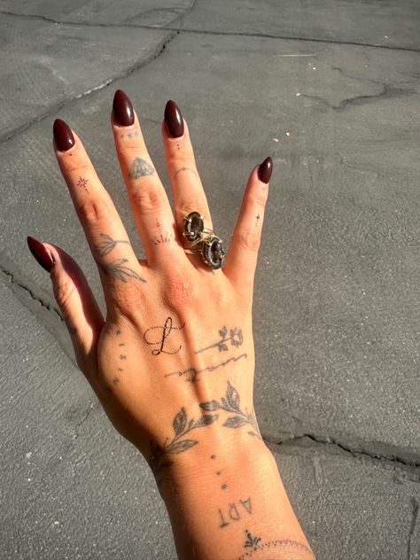 Hand Tattoo Script, Script Hand Tattoo, Flower Hand Tattoo, Superior Tattoo, Tattoo Main, Side Hand Tattoos, Piercing Inspo, Tattoo Script, Subtle Tattoos