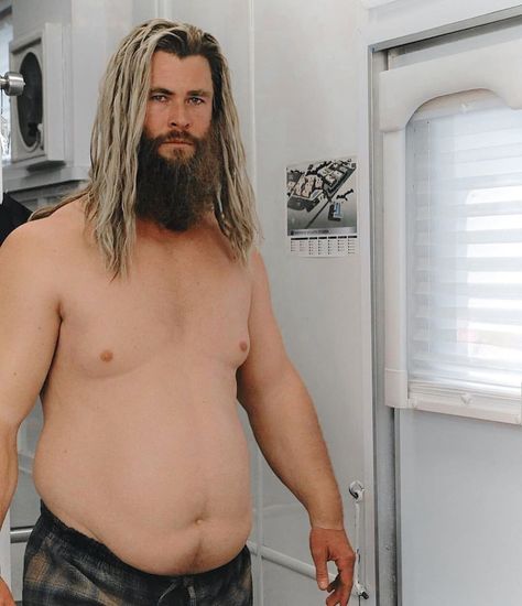 Here are some pics of Chris Hemsworth on the set of ‘Avenger How To Shrink Clothes, Joe Russo, Robert Downey Jr., Elsa Pataky, Jeremy Renner, Out Of Shape, Steve Rogers, Robert Downey Jr, Marvel Dc Comics