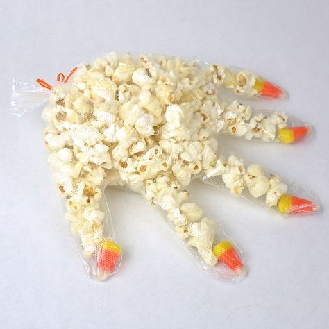 Halloween popcorn hands — the fingernails are candy corn, of course! Popcorn Hands, Spooky Halloween Gifts, Halloween Popcorn, Halloween Goodie Bags, Witch Hands, Food Contest, Halloween Goodies, Halloween Contest, Halloween Snacks