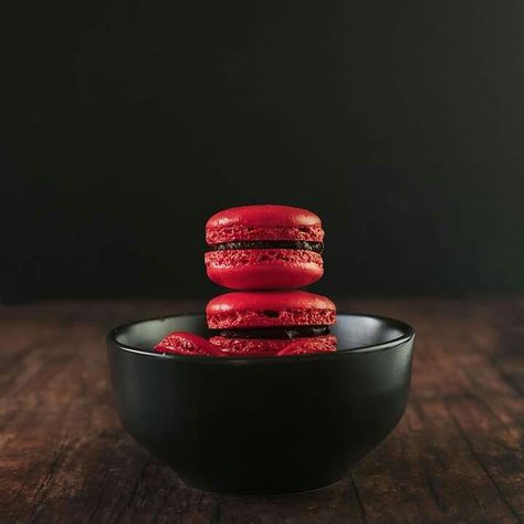 Red Macarons, How To Make Macarons, Dark Chocolate Ganache, Chocolate Ganache, Different Recipes, The Oven, Nespresso Cups, The Recipe, Dark Red