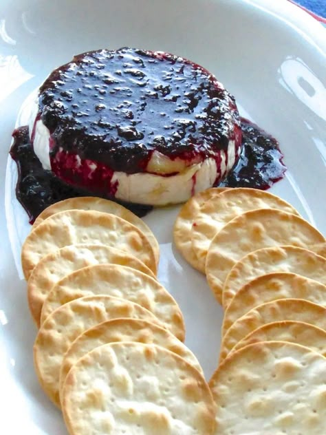 Blueberry Baked Brie, Baked Brie Recipes, Brie Appetizer, Group Food, Brie Bites, Blueberry Topping, Brie Recipes, Blueberry Pie Filling, Blueberry Compote