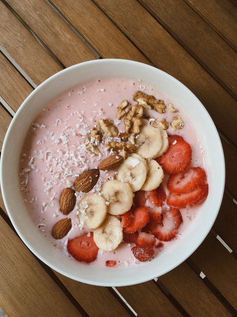 Pink Smoothie Bowl Aesthetic, Pink Smoothie Bowl, Homemade Smoothie Bowl, Healthy Bowl, Pink Smoothie, Homemade Smoothies, Smoothie Bowl Recipe, Fruit Platter, Smoothie Bowl