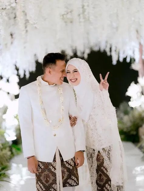 6 Penampilan Anggun Adiba Khanza Resmi Dinikahi Pesepakbola Egy Maulana dalam Balutan Adat Jawa - Photo Fimela.com Wedding Jawa Hijab, Pengantin Jawa Hijab, Nikah Adat Jawa, Adat Jawa, Kebaya Modern Dress, 2024 Board, Wedding Moodboard, Wedding Dress Outfit, Wedding Hijab