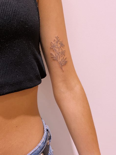 Flower Tattoo On Bicep, Tattoo On Bicep, Jasmine Flower Tattoo, Bicep Tattoo Women, Jasmine Tattoo, Inside Of Arm Tattoo, Rose Tat, I Want A Tattoo, Inner Arm Tattoos