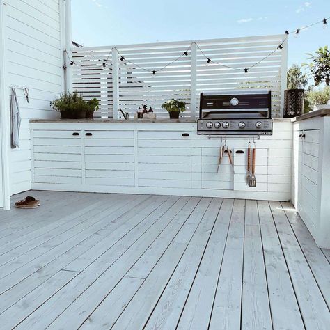 9 of the Most Beautiful Outdoor Kitchens We've Ever Seen Outdoor Kitchen Design Modern, Outdoor Bbq Area, Outdoor Bbq Kitchen, Outdoor Kitchen Ideas, Outdoor Kitchen Design Layout, Bbq Kitchen, Outdoor Kitchen Patio, Patio Interior, Diy Outdoor Kitchen