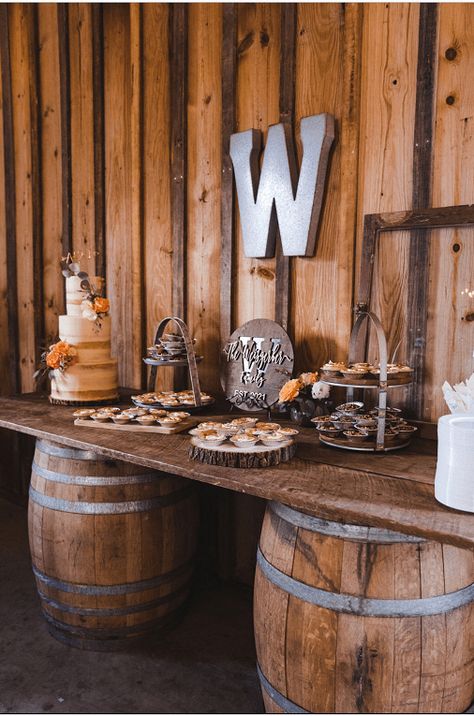 Farmer Wedding Ideas Table Settings, Diy Western Boho Wedding Decor, Western Wedding Centerpieces Wedding Table Decor, Western Table Centerpieces Wedding, Western Wedding Food Ideas Buffet Tables, Western Wedding Gift Table, Western Wedding Dessert Table, Western Cake Table, Western Wedding Cake Table