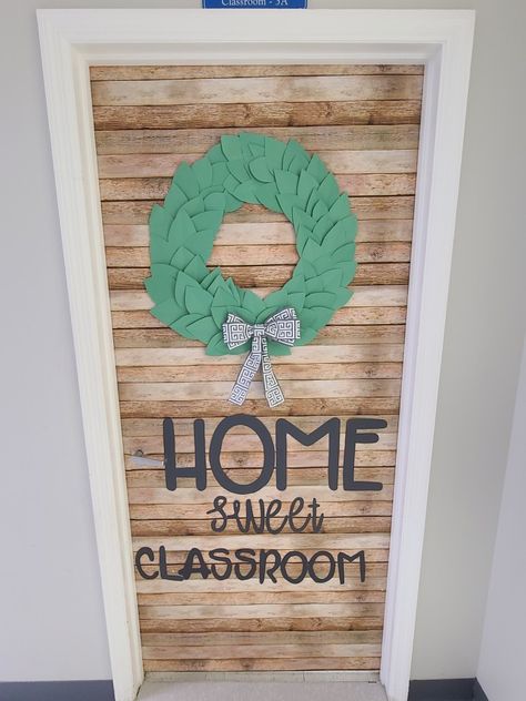 Classroom door idea/ beginning of school year First Day Of School Door Decorations, Classroom Door Cover, Beginning Of School Year, School Open House, School Door Decorations, Prek Classroom, Preschool Classroom Decor, School Doors, Classroom Organisation